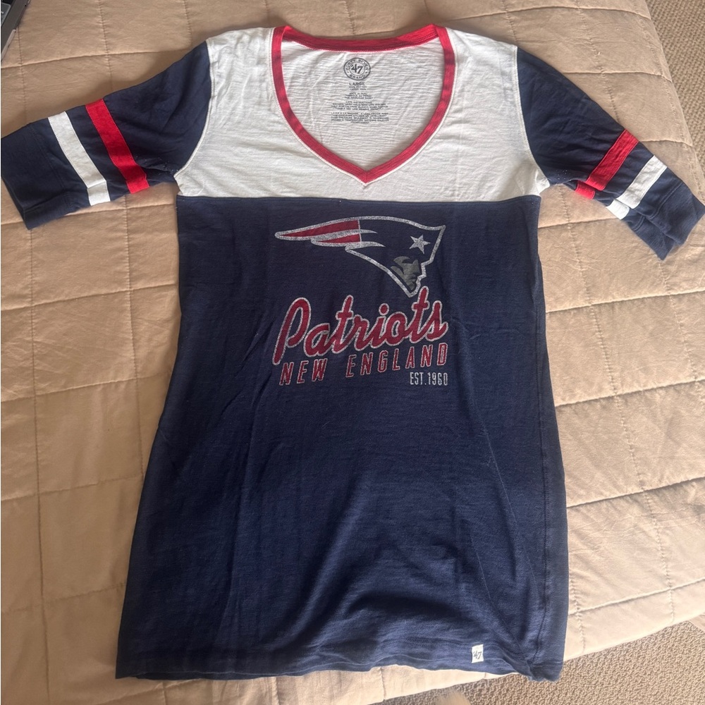 New England Patriots Women’s V-Neck Tee – Size L